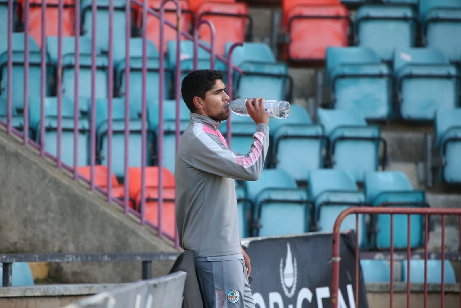 Luis Martínez bebe agua durante el entrenamiento del lunes del Salamanca CF UDS / FOTO SALAMANCA24HORAS.COM