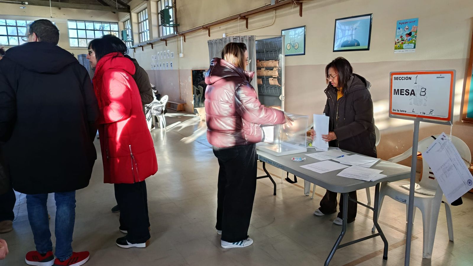 Los zamoranos más madrugadores ejercen su derecho a voto