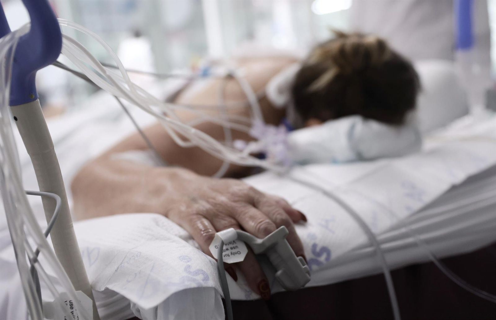 Imagen de archivo de una paciente ingresada en la UCI con Covid 19.   Eduardo Parra   Europa Press   Archivo