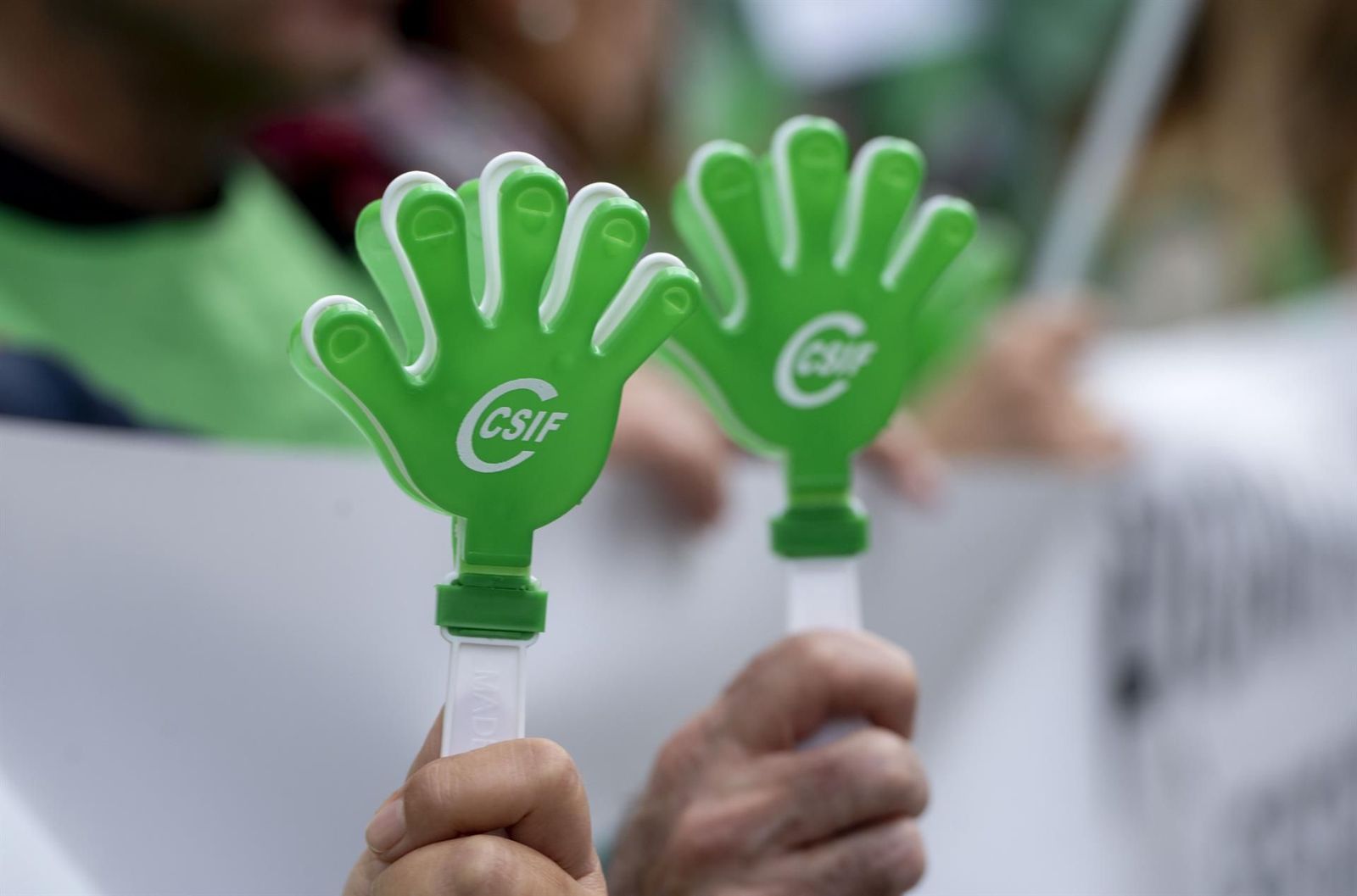 Aplaudidores en forma de mano con el logo del CSIF - Alberto Ortega - Europa Press - Archivo