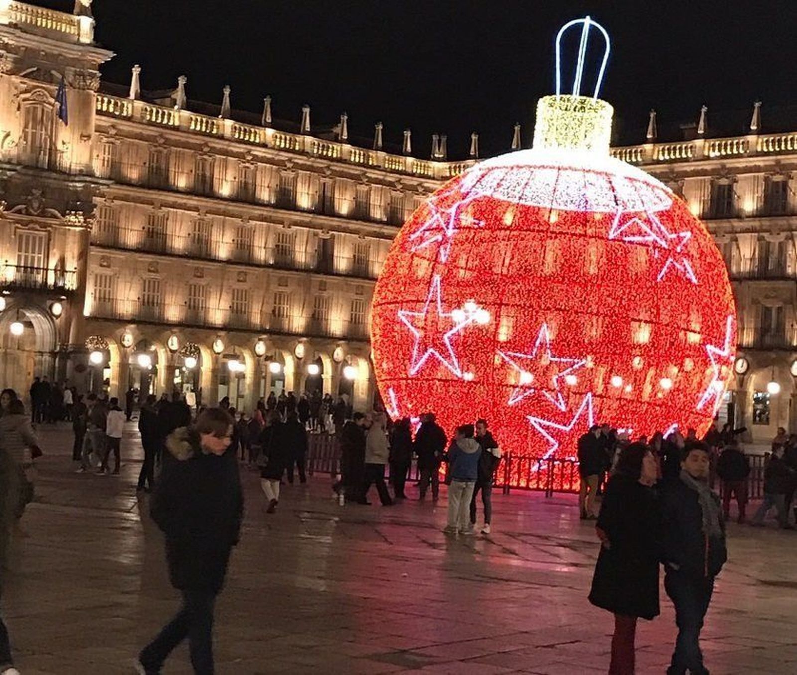 Y después de la fiesta universitaria llega la gran bola de Navidad a la Plaza Mayor