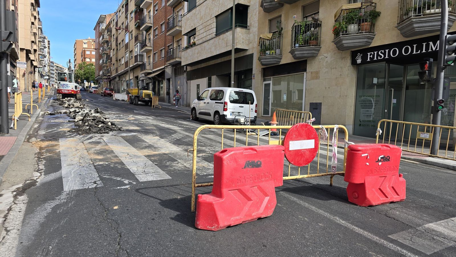 El alcalde de Salamanca, Carlos García Carbayo, visitas las obras de renovación de redes de abastecimiento de agua en el barrio Prosperidad