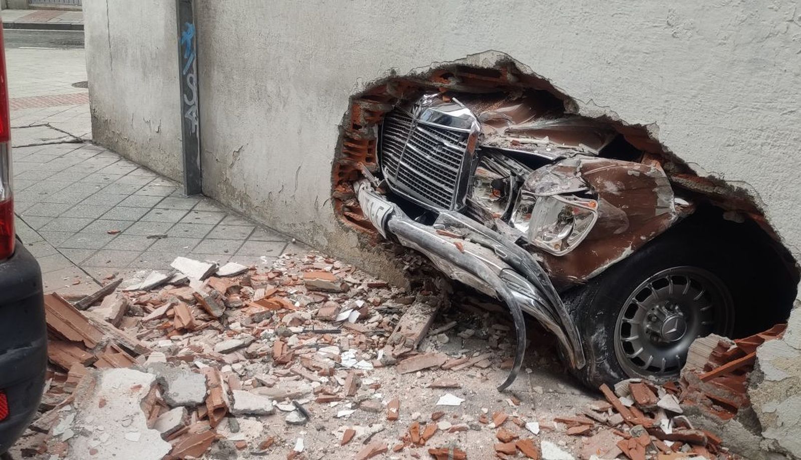 Traspasa la pared de su garaje al perder el control de su coche