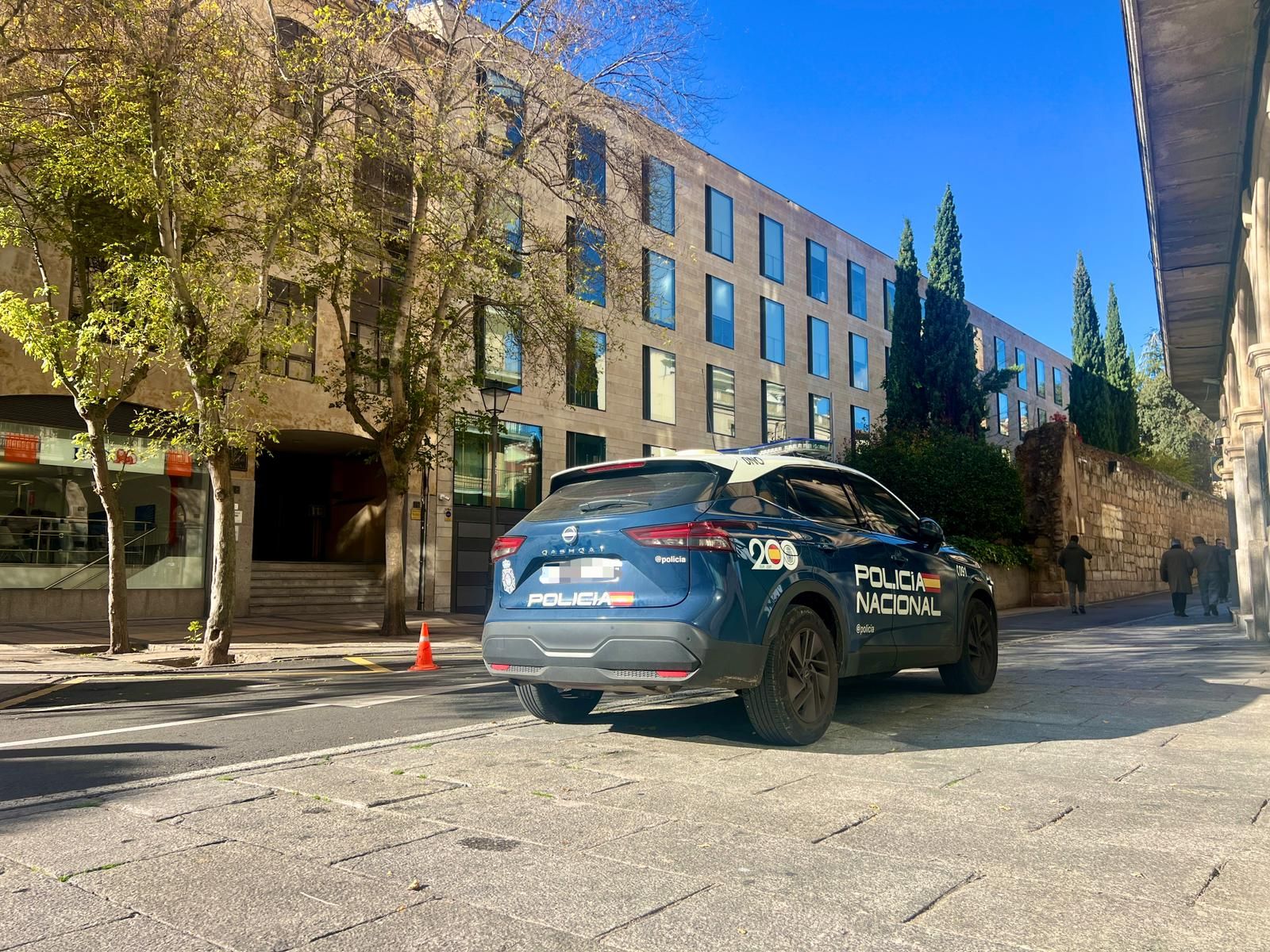Policía Nacional en la puerta del Juzgado de Guardia
