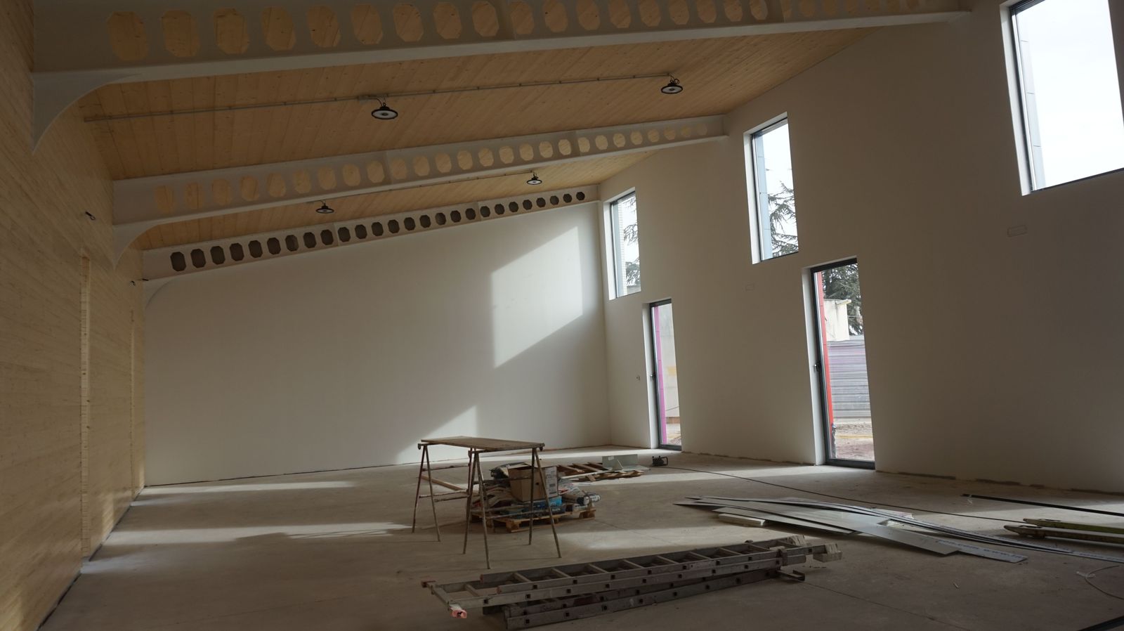 el-director-general-de-centros-e-infraestructuras-jose-migel-saez-visita-la-ultima-fase-al-ceip-maria-moliner-de-castellanos-de-moriscos-40