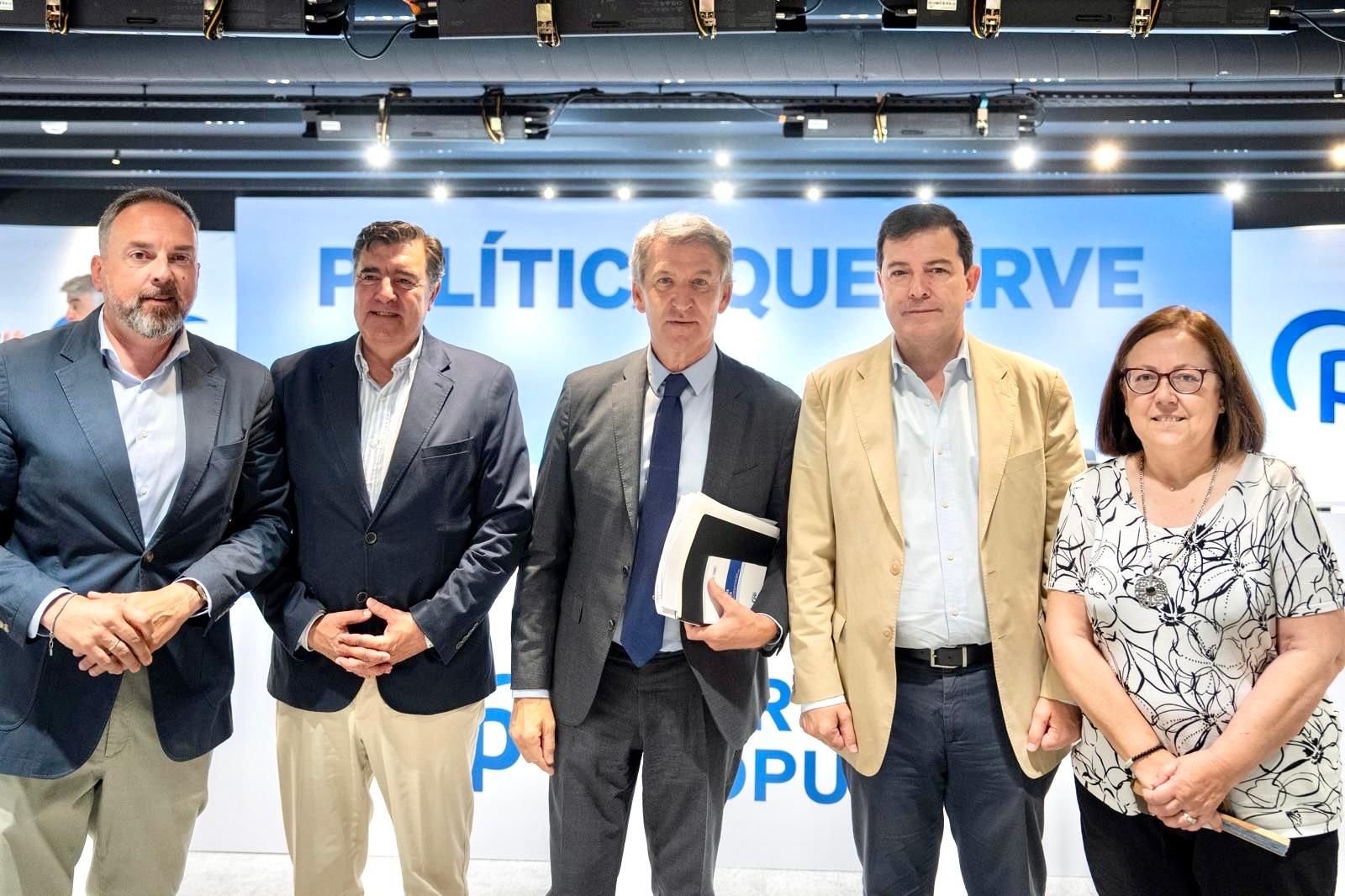 Bermúdez De Castro, María Jesús Moro y Bienvenido de Arriba junto a Núñez Feijóo y Fernández Mañueco