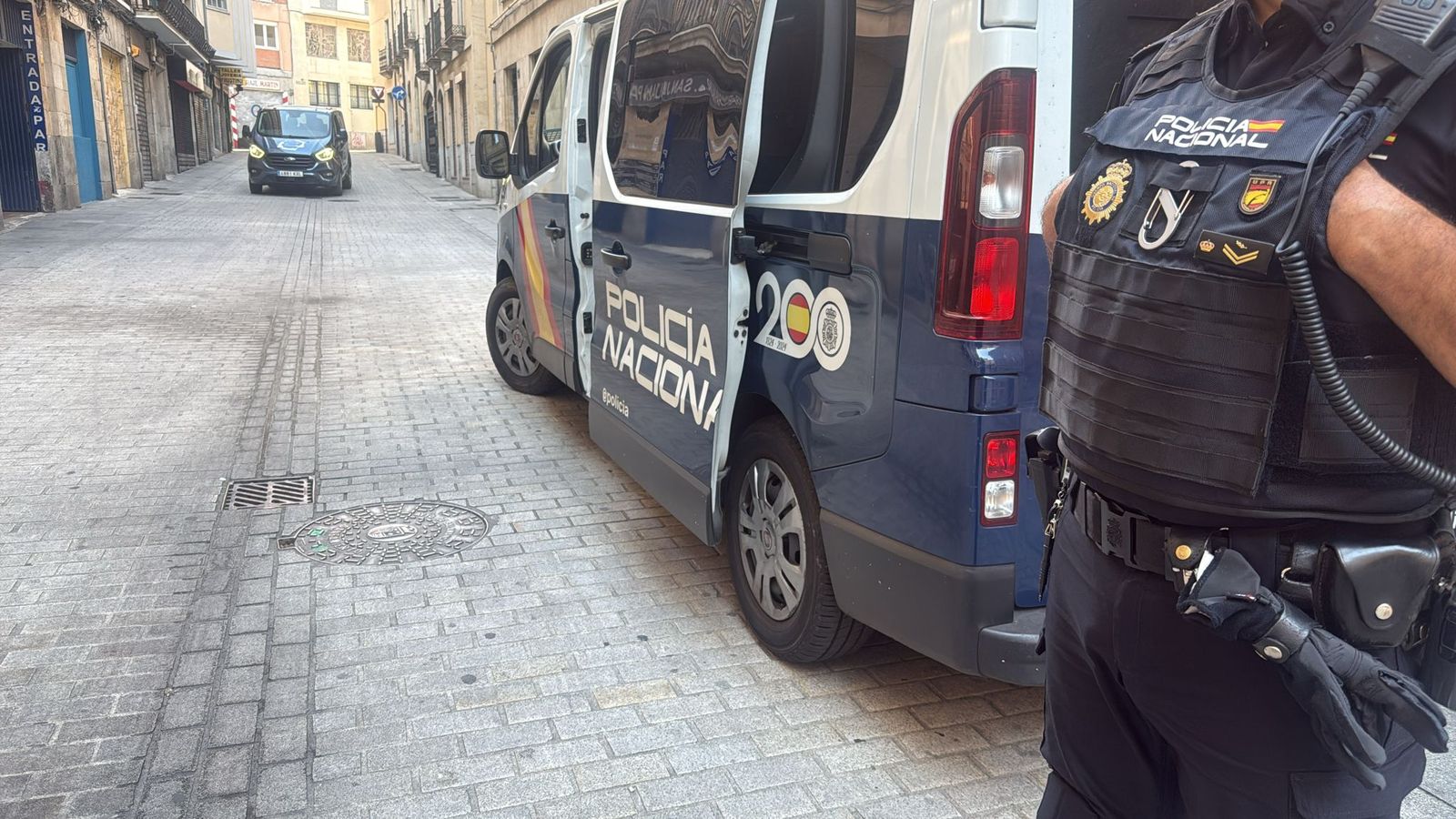 Policía Nacional durante la intervención en la calle Perdones
