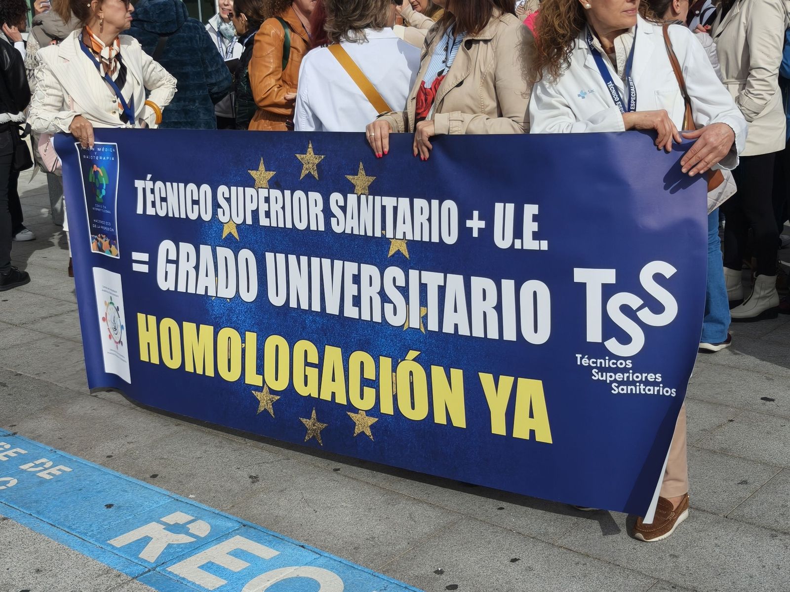 Los técnicos superiores sanitarios protestan a las puertas del hospital de Salamanca