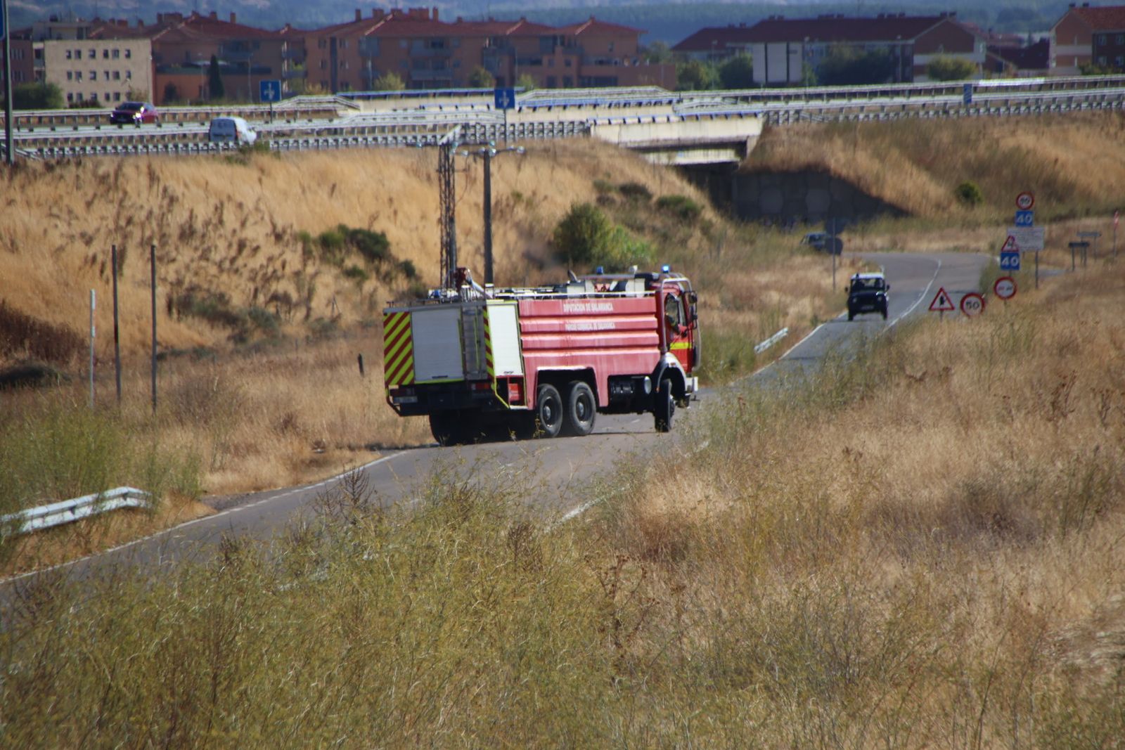Incendio de rastrojos en la carretera de Matilla de los Caños