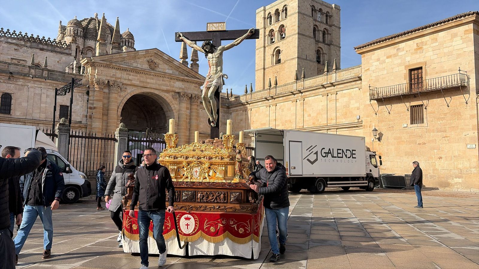 Colocación del Cristo de las Injurias en su mesa procesional