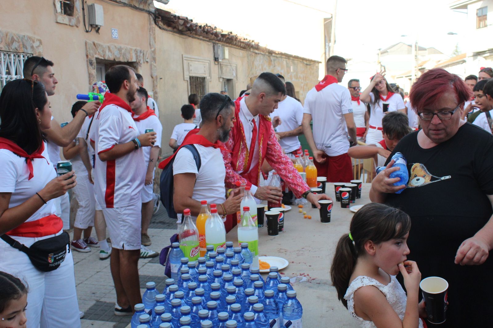 Castellanos de Moriscos. Paseo de peñas con la temática “Viva San Fermín”