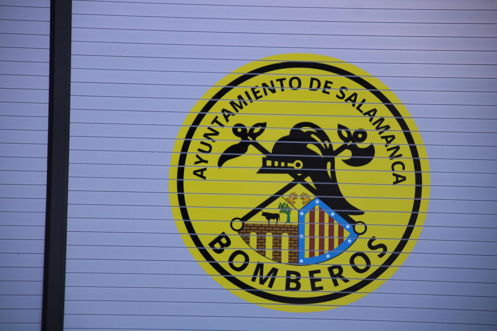 bomberos-y-policia-local-trabajan-en-el-desalojo-de-una-oficina-bancaria-de-caixabank-en-la-calle-zamora-14