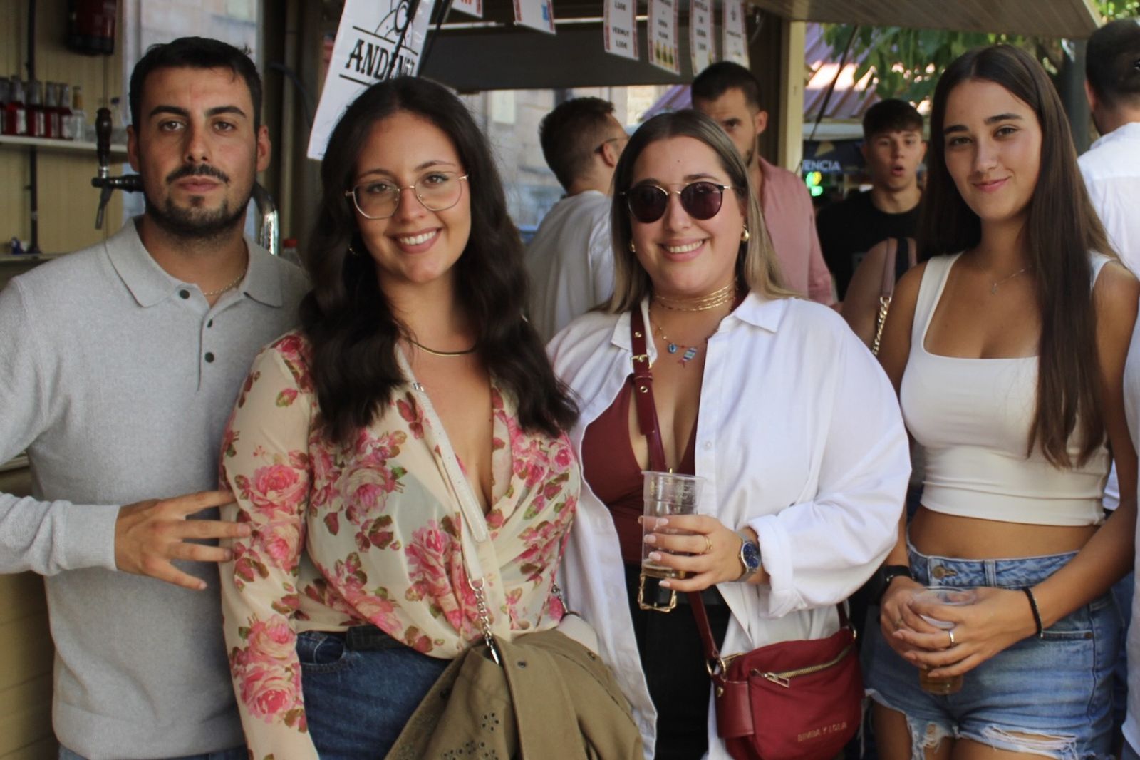 Ambiente en la Feria de Día en el mediodía de este domingo