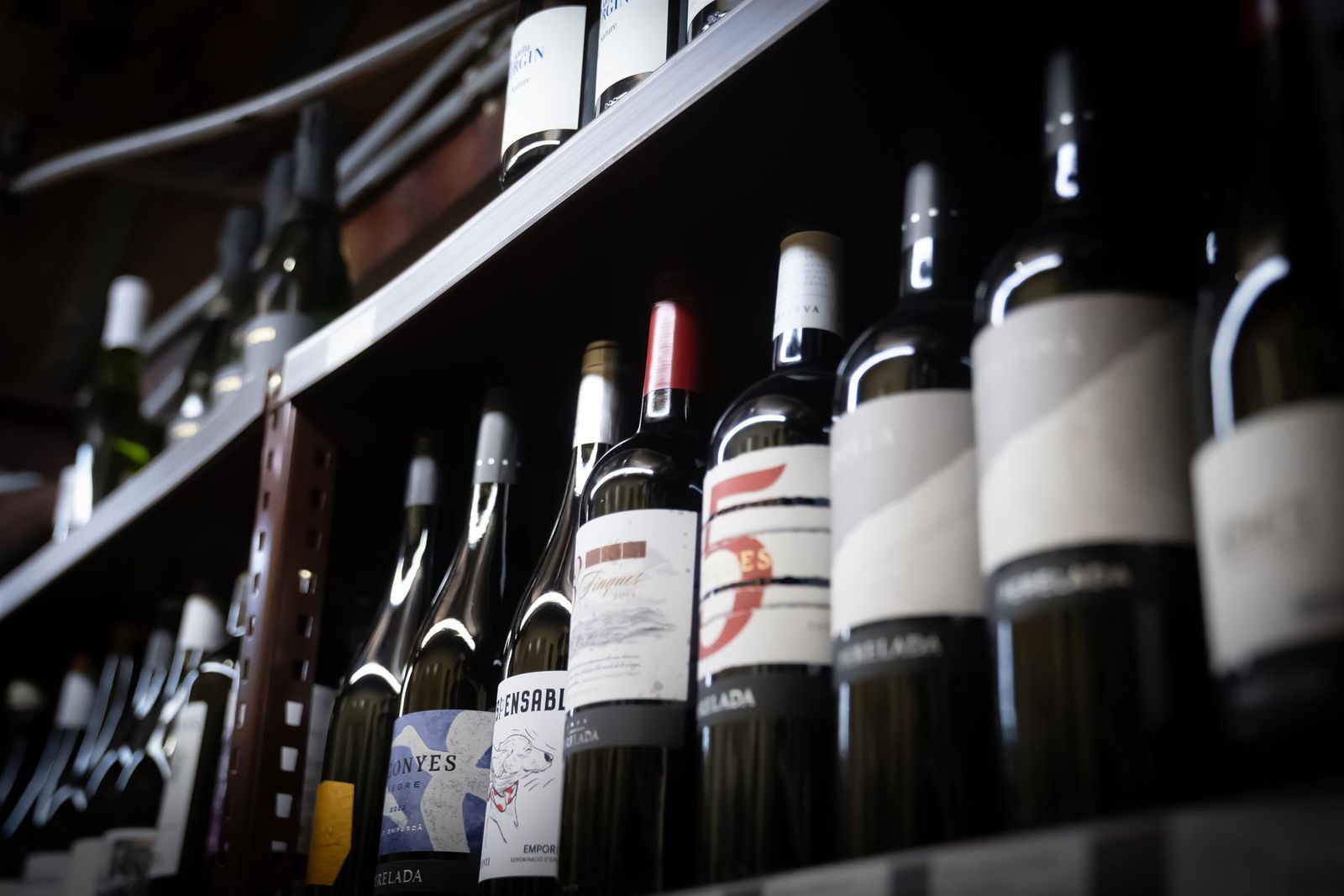 Varias botellas de vino en el lineal de una tienda. David Zorrakino. EP. Archivo