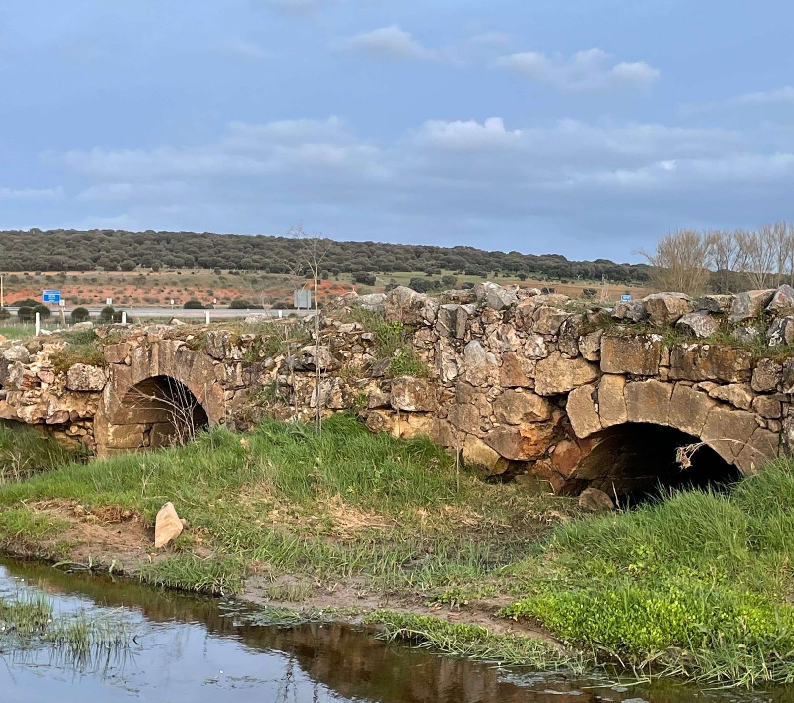 El puente de Calzadilla la Valmuza entra en la Lista Roja del Patrimonio al poderse “derrumbar en cualquiera momento”