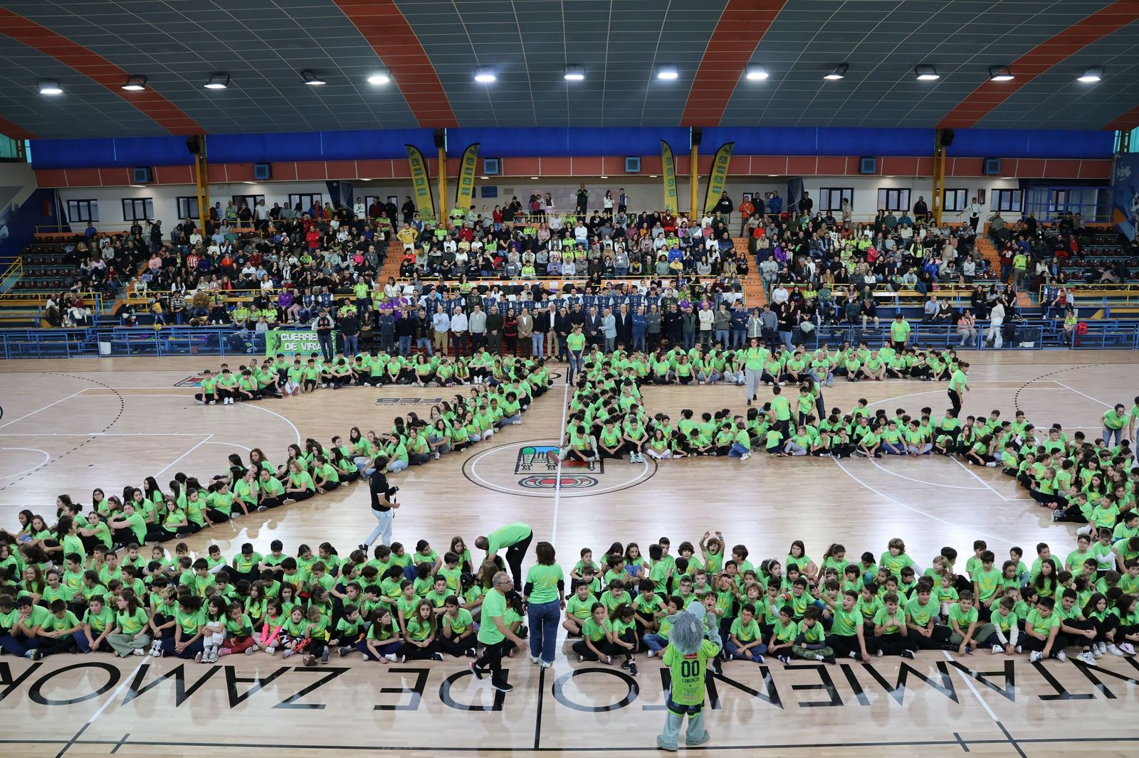 GALERÍA | El Club Balonmano Zamora celebra su 25º aniversario con una imagen muy especial