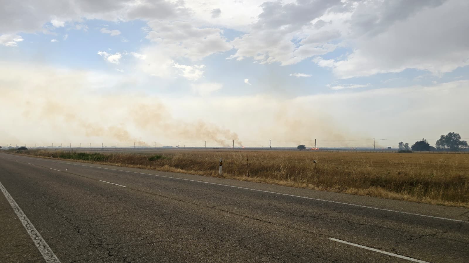 Un incendio de nivel 2 afecta al entorno rural de Martín de Yeltes