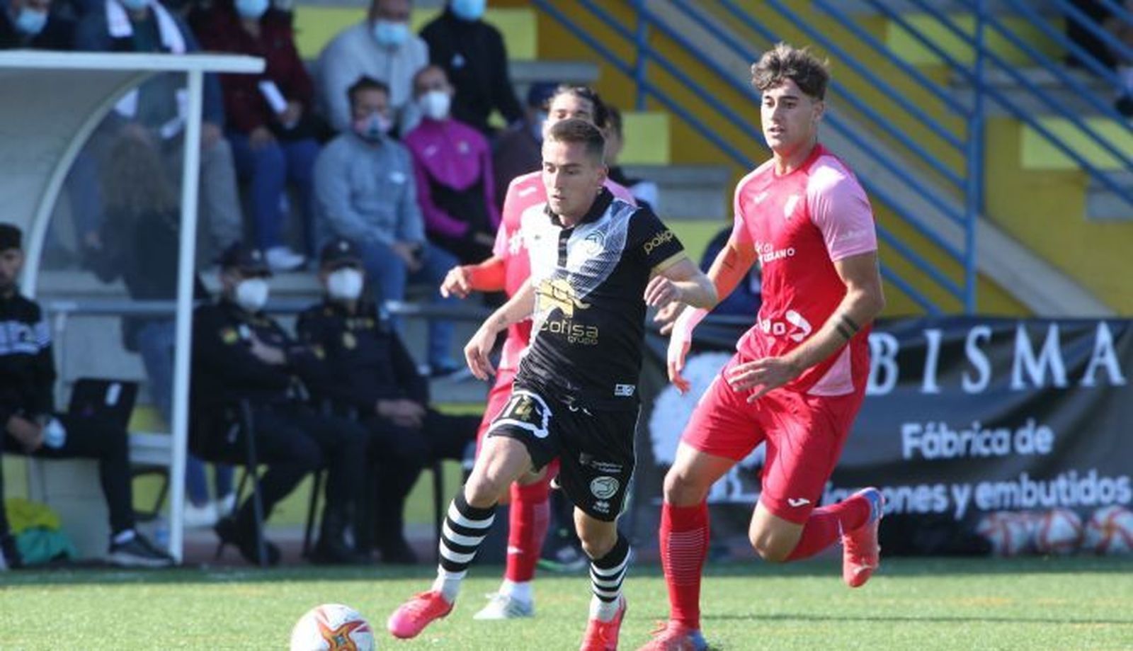 Íñigo Muñoz conduce el balón ante el Tudelano | FOTO SALAMANCA24HORAS.COM