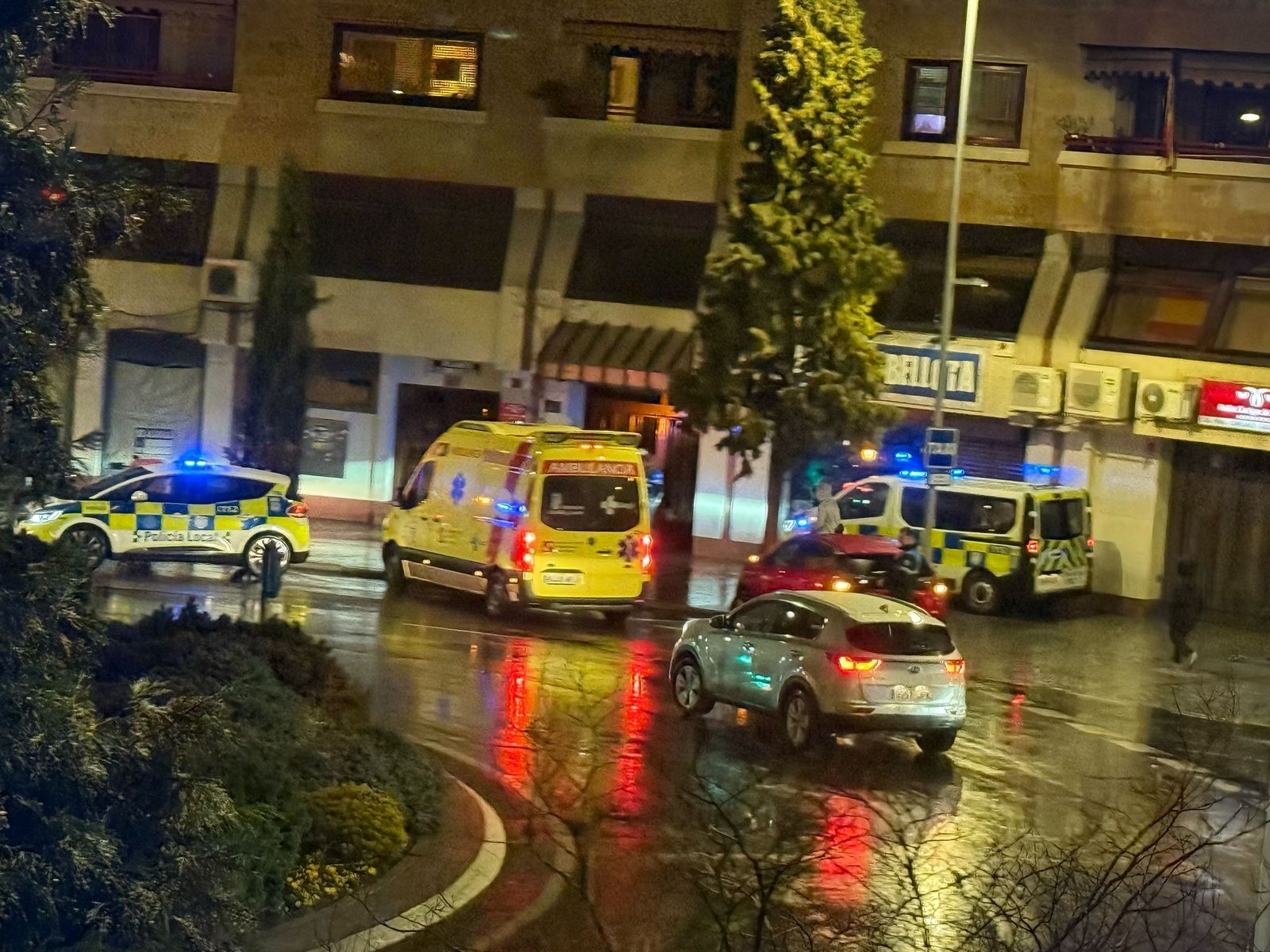 Trasladada al Hospital una motorista de 34 años tras una caída en la rotonda de Puerta Zamora Trasladada al Hospital una motorista de 34 años tras una caída en la rotonda de Puerta Zamora