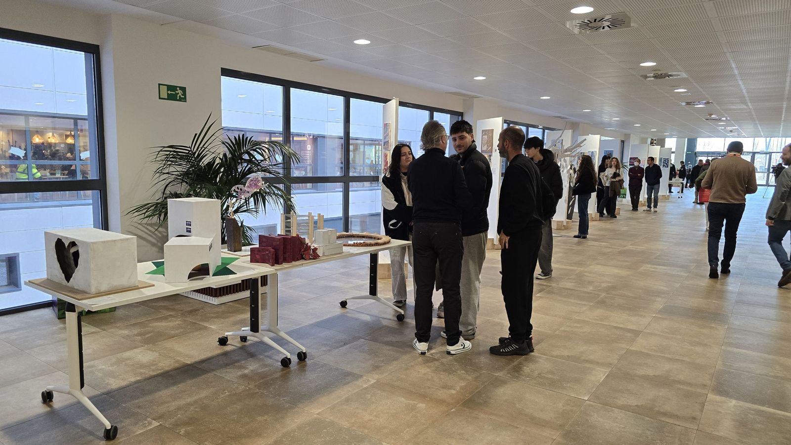 “La arquitectura como huella temporal: reflexión plástica sobre el Hospital Universitario de Salamanca”