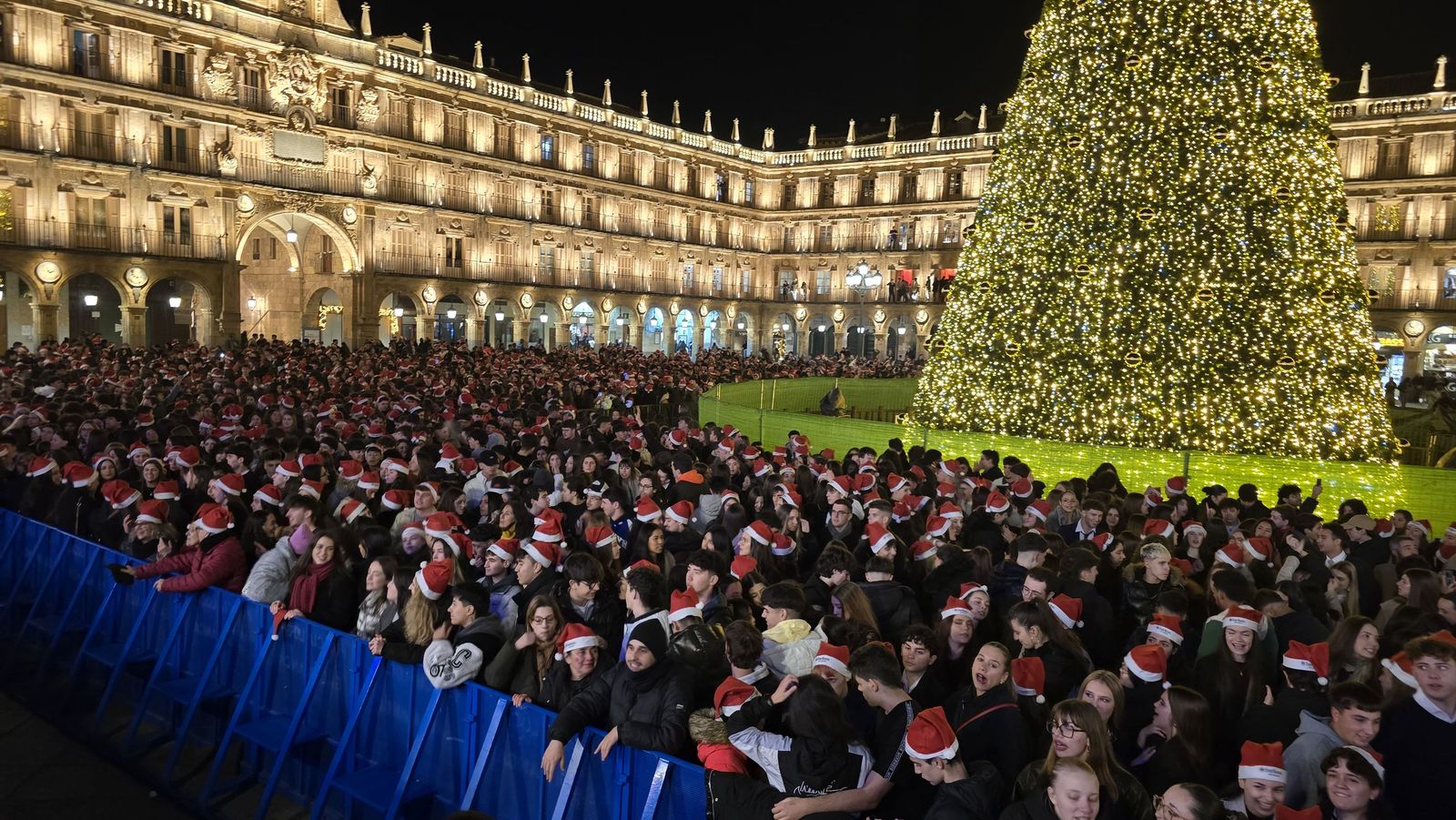 Miles de personas disfrutan de las campanadas y la fiesta del Fin de Año Universitario
