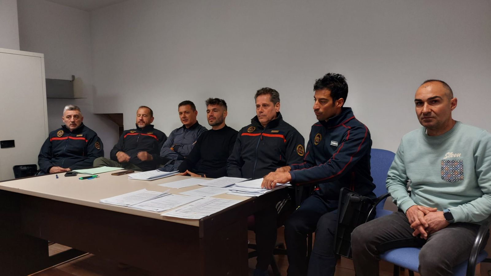 Policías Municipales y Bomberos.