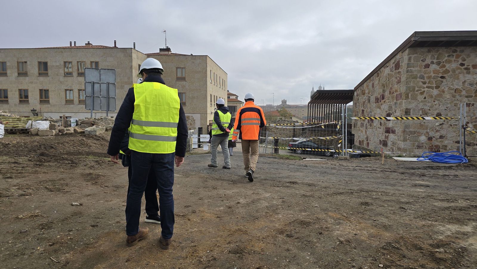 El alcalde de Salamanca, Carlos García Carbayo, informa de los hallazgos y las actuaciones que se están realizando en el Cerro de San Vicente