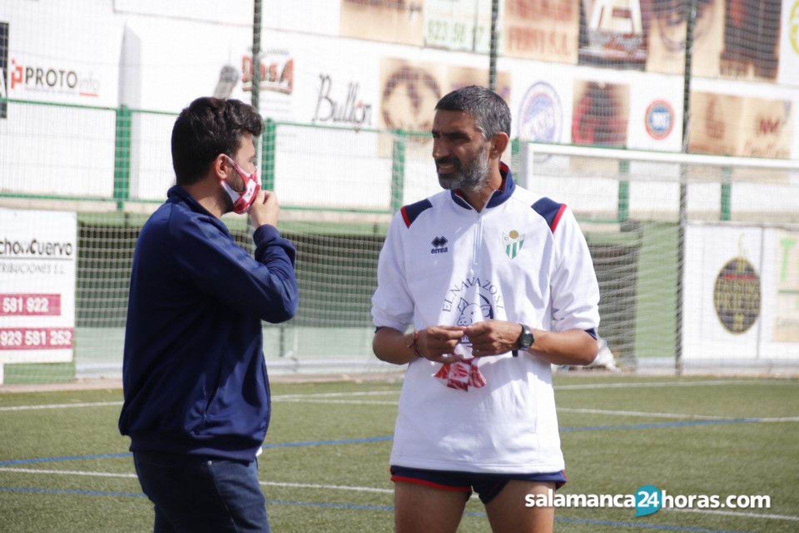 Marcos Montes habla con Astu en un entrenamiento.
