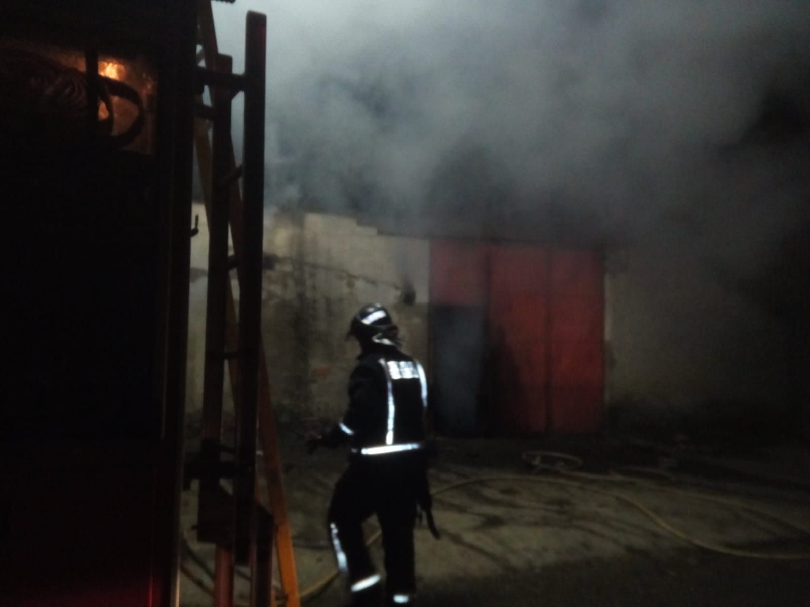 Fuego en una nave agrícola en Litos