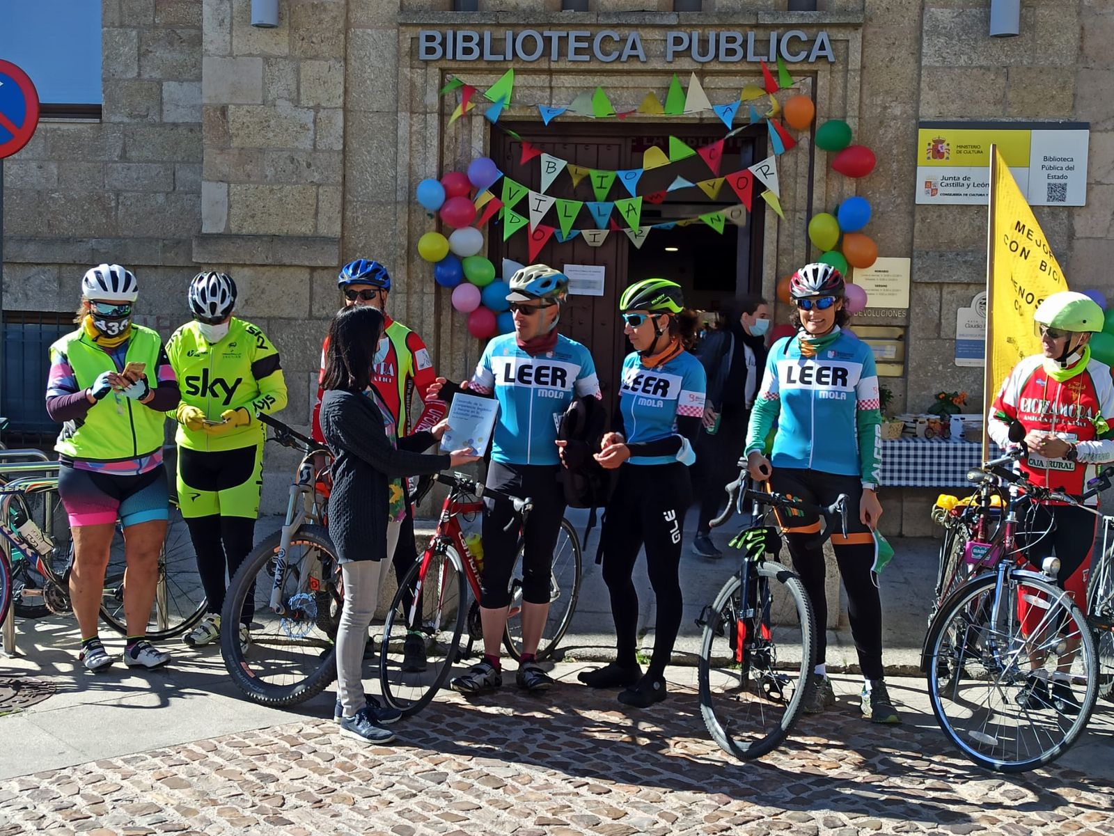 Un instante de la entrega del libro