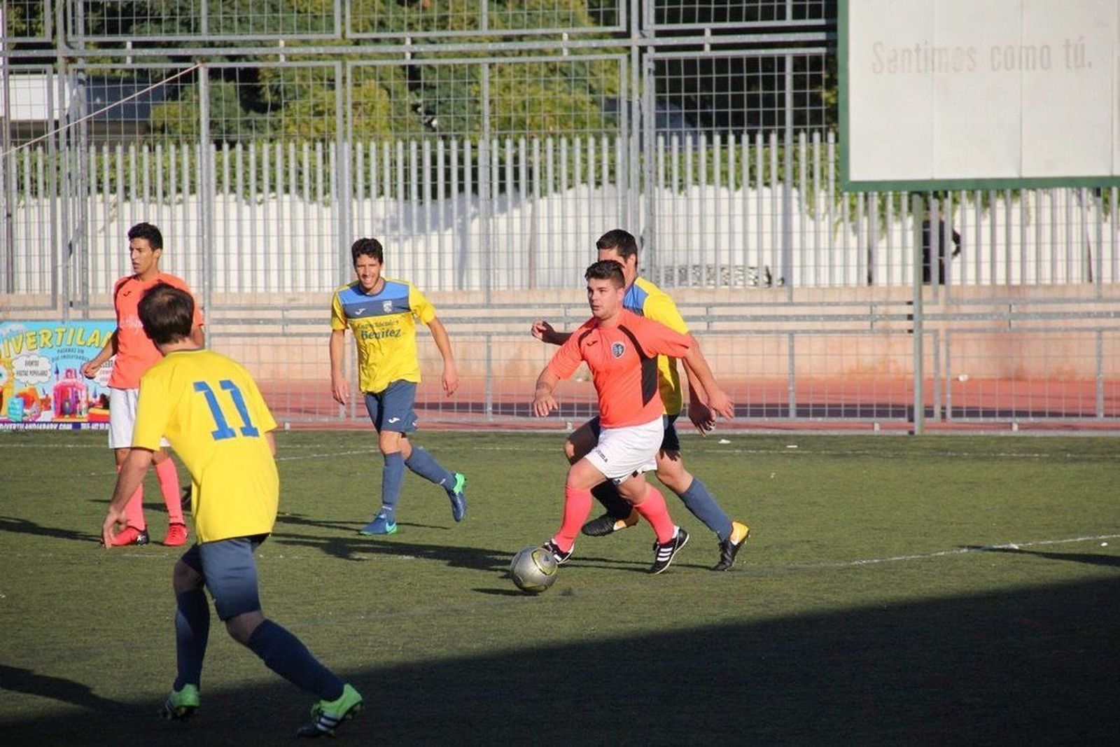 Cambios de líderes y sorpresas en la jornada del fútbol modesto