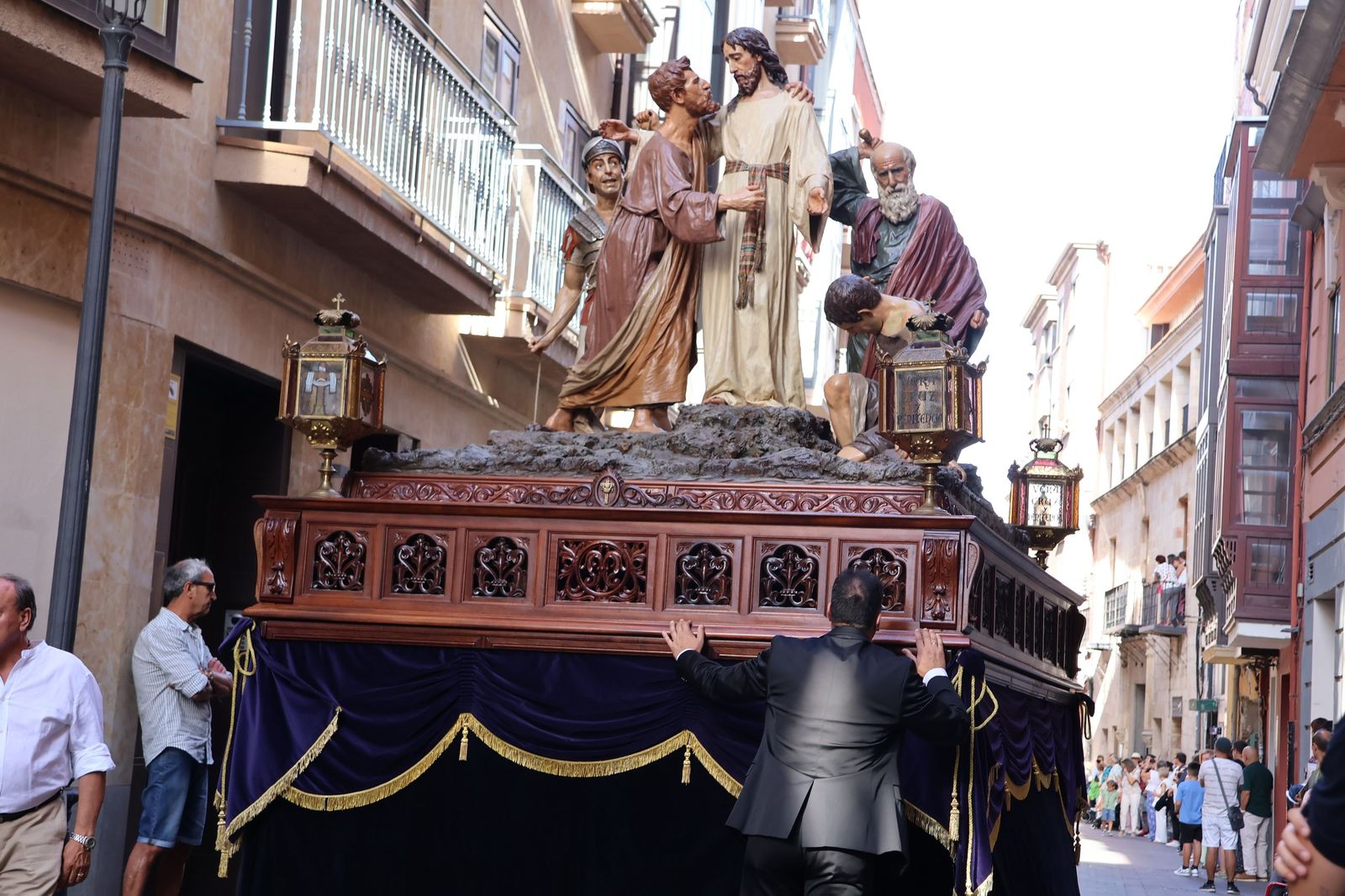 La Exaltación de la Cruz procesiona por las calles de Zamora rumbo a la carpa de San Bernabé