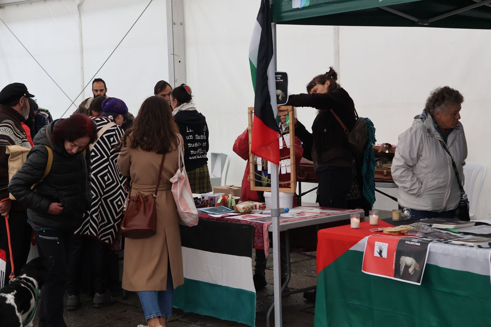 GALERÍA | Inauguración del mercadillo solidario en la Plaza Mayor de Zamora en apoyo al pueblo palestino