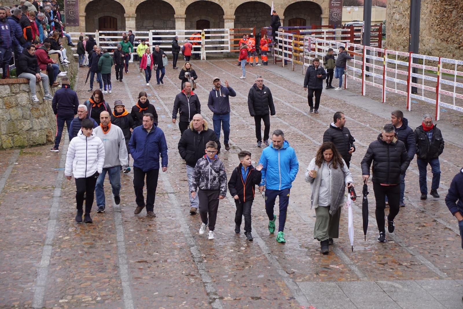 ambiente-encierro-urbano-lunes-de-carnaval-en-ciudad-rodrigo-12-de-febrero-de-2024-fotos-s24h-65