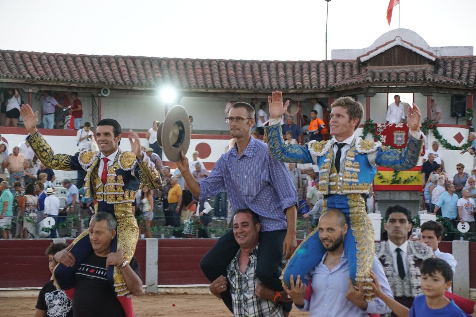 Salida a hombros de Emilio de Justo, Borja Jiménez y el mayoral de la ganadería