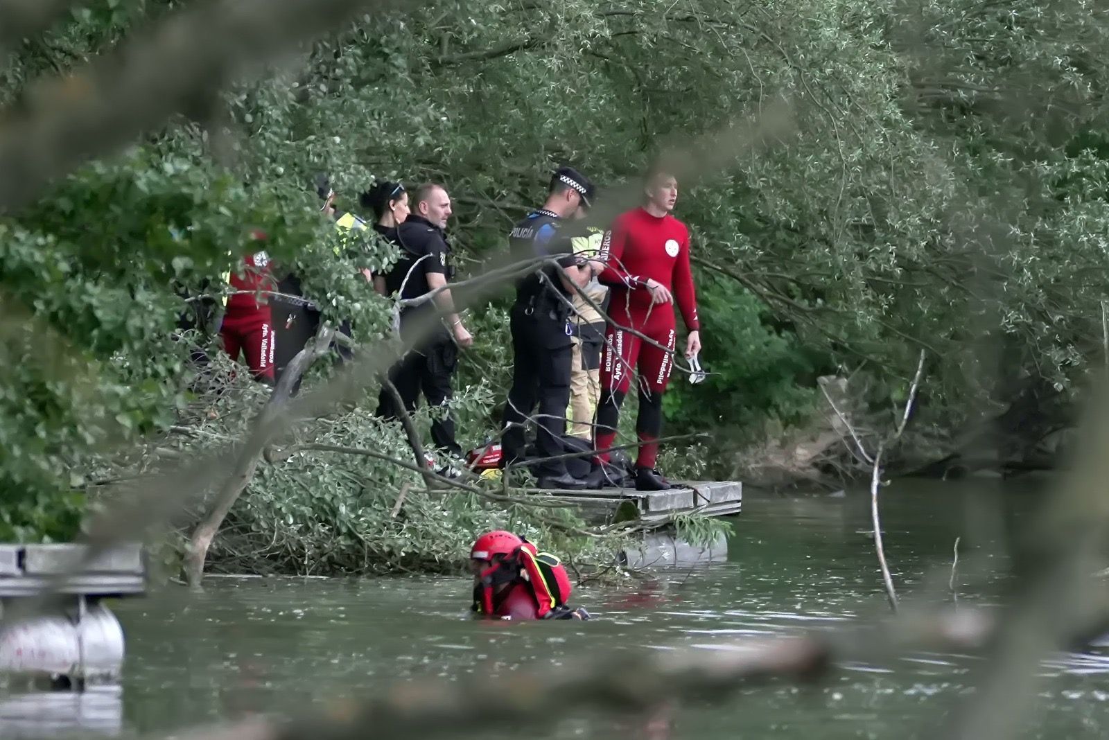 Los bomberos de Valladolid buscan a un joven en el río Pisuerga - R. Valtero (ICAL)
