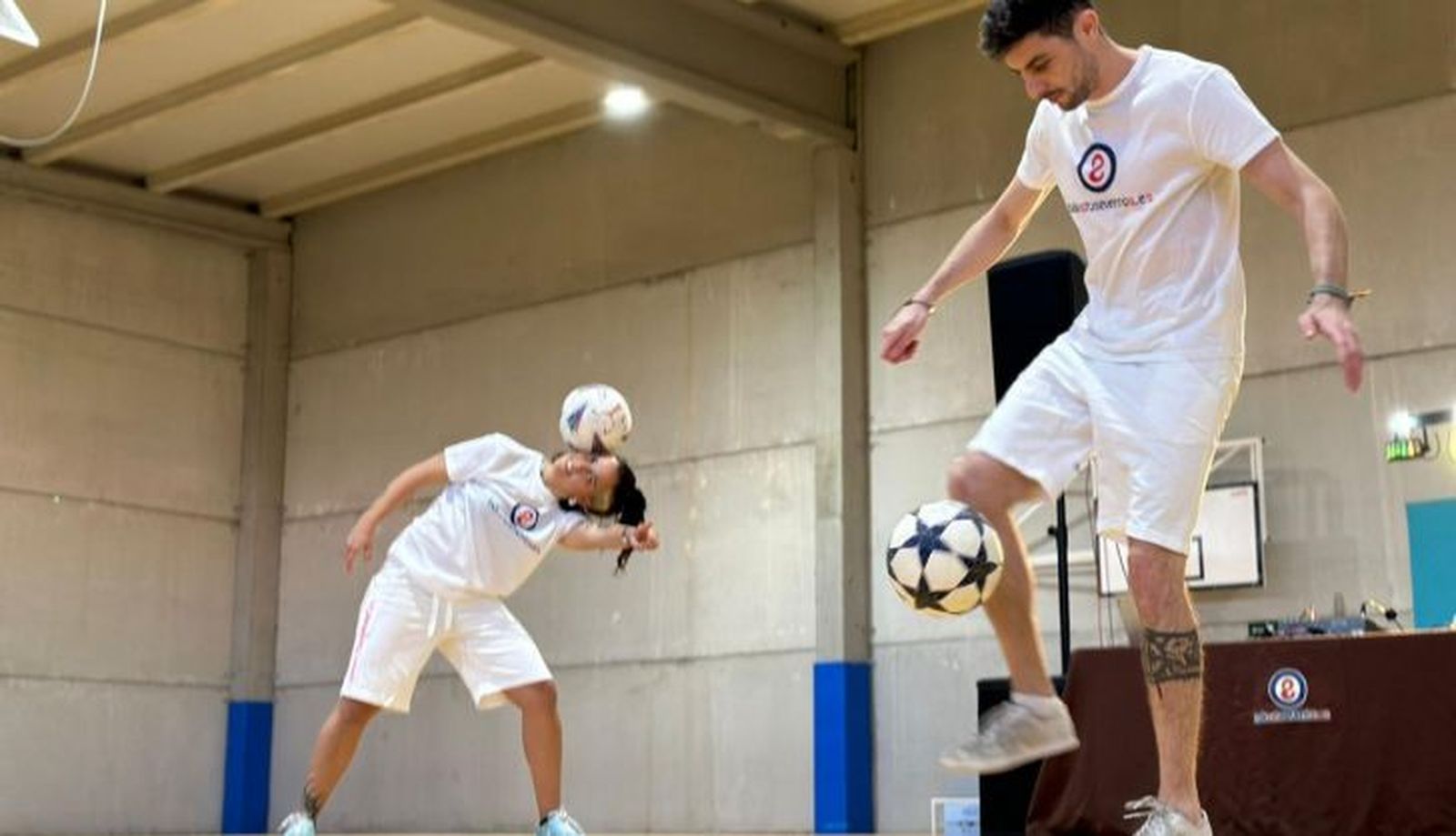 Los jóvenes de Castellanos de Moriscos se divierten con una exhibición de Freestyle