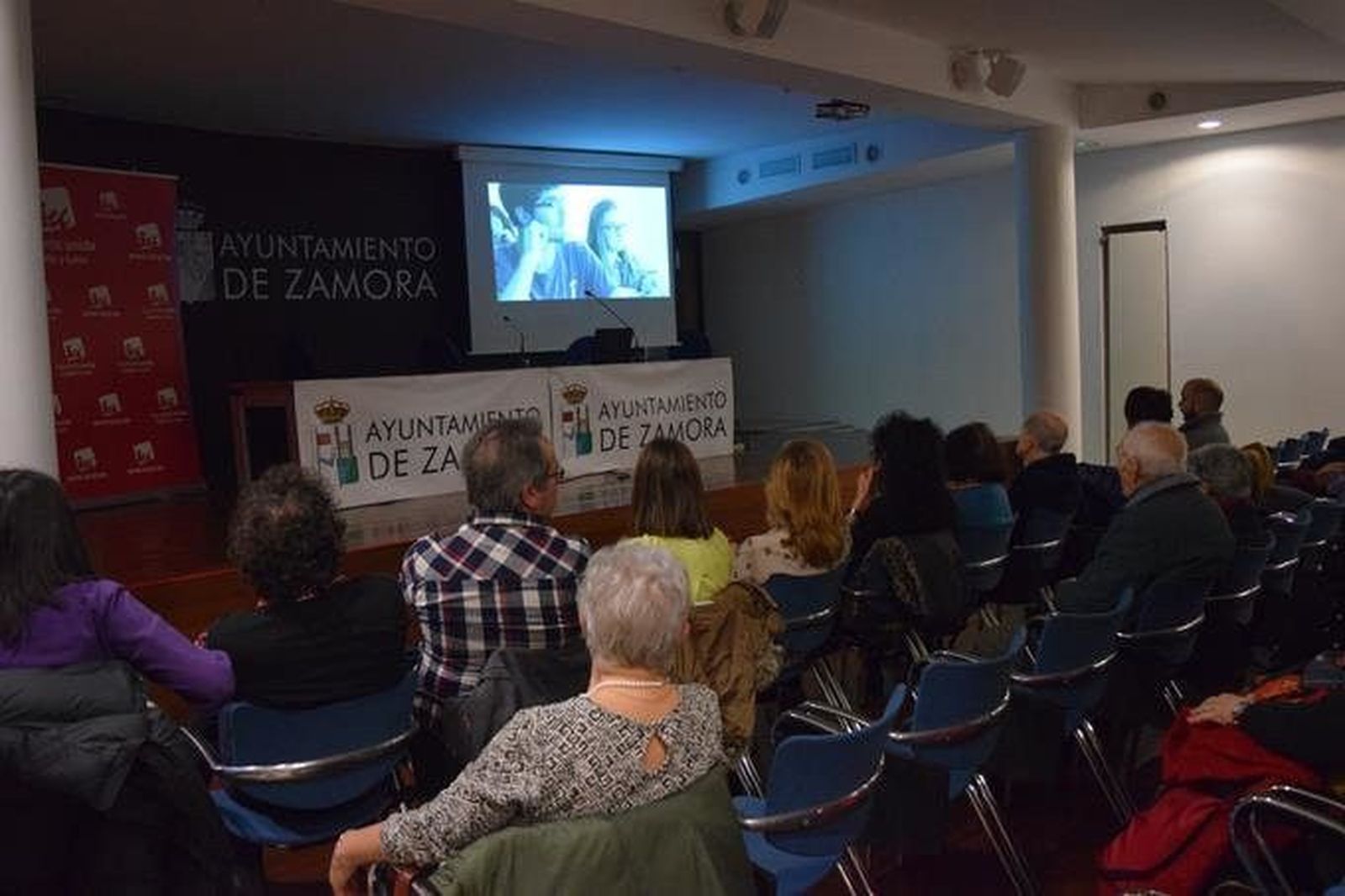 IU recuerda a 'Las Sinsombrero' de la mano de Tania Ballo Colell