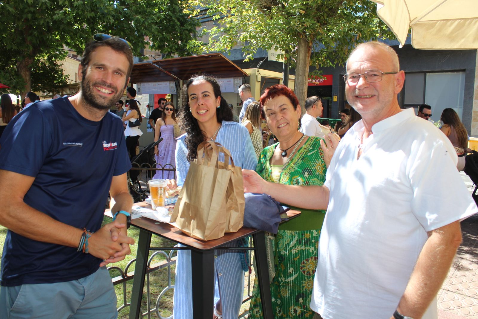 Ambiente en la Feria de Día en el mediodía de este domingo