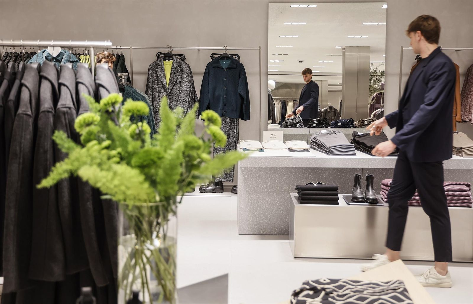 Archivo - Un dependiente de una macrotienda. - Rober Solsona - Europa Press - Archivo