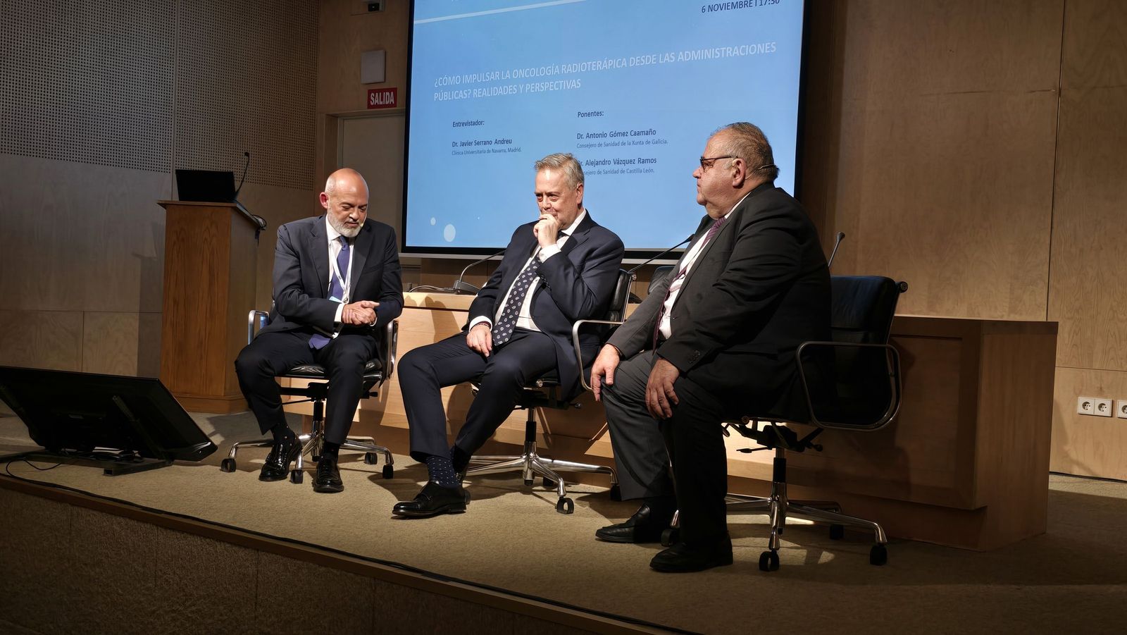 El consejero de Sanidad, Alejandro Vázquez Ramos, participa en la mesa redonda: '¿Cómo impulsar la oncología radioterápica desde las administraciones públicas? Realidades y perspectivas'