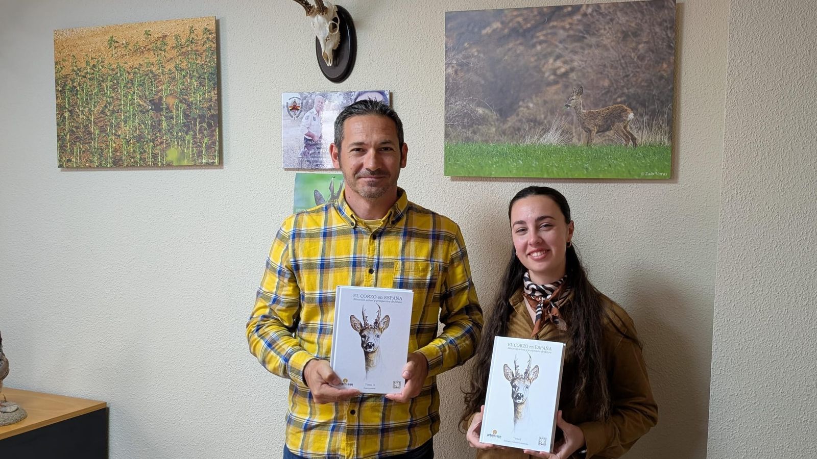 Elena Fuentes, investigadora de la Fundación Artemisan y Gonzalo Varas, vicepresidente segundo de la Asociación del Corzo Español