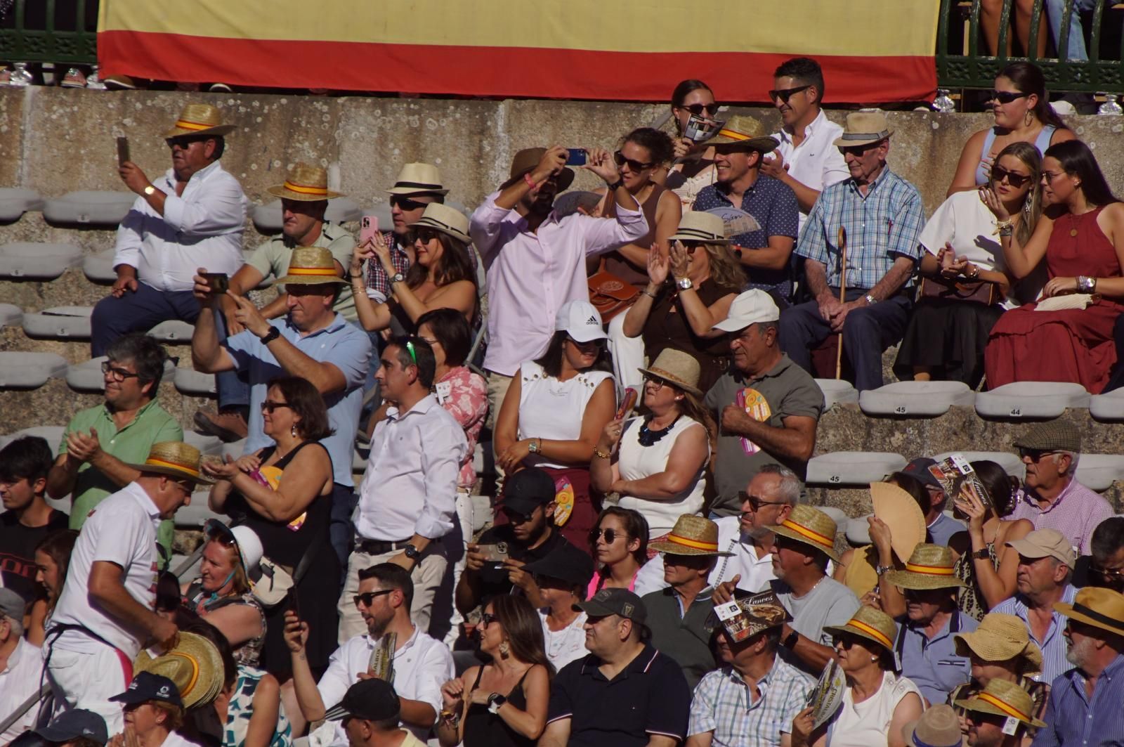 Así ha vivido la afición de La Glorieta el primer cartel de figuras de la feria: imágenes del ambiente en los tendidos y en el patio de cuadrillas