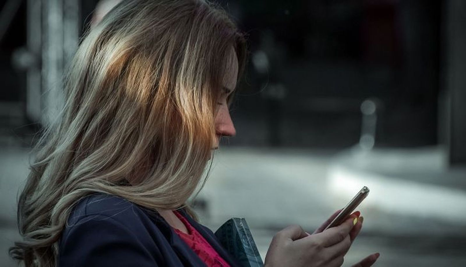 Una mujer se dispone a realizar una llamada por teléfono