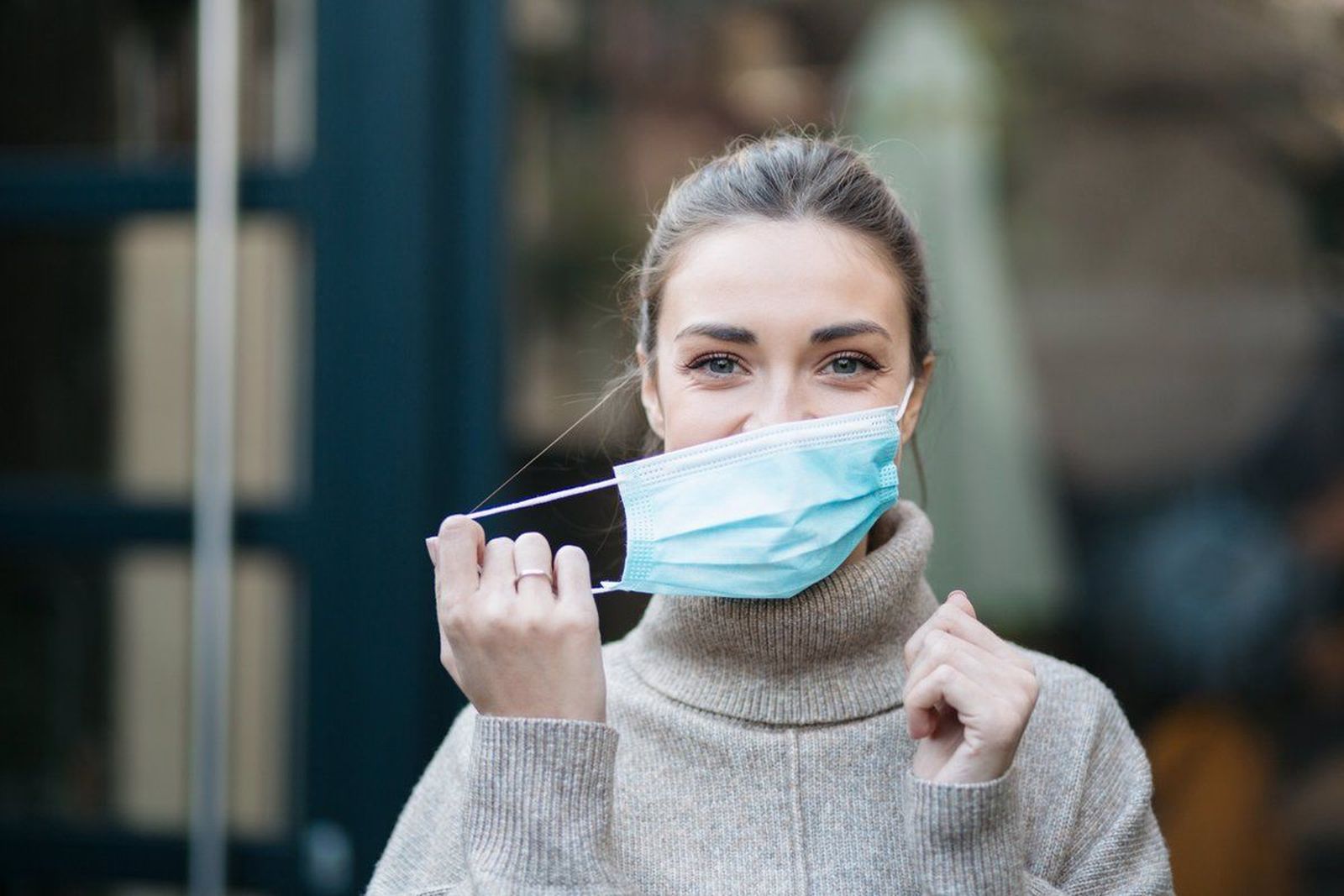 Mujer quitándose la mascarilla. Foto Infosalus