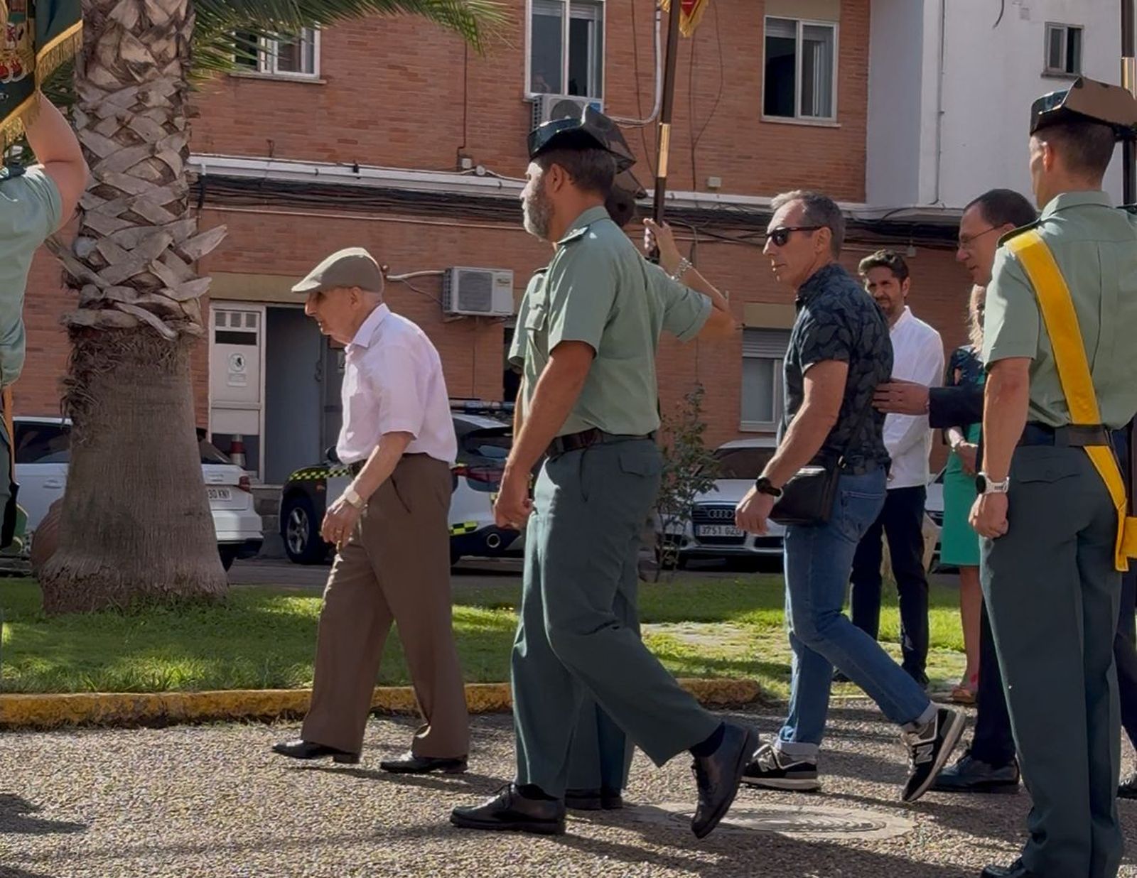 Bienvenido Pérez detrás de padre en uno de los momentos del homenaje