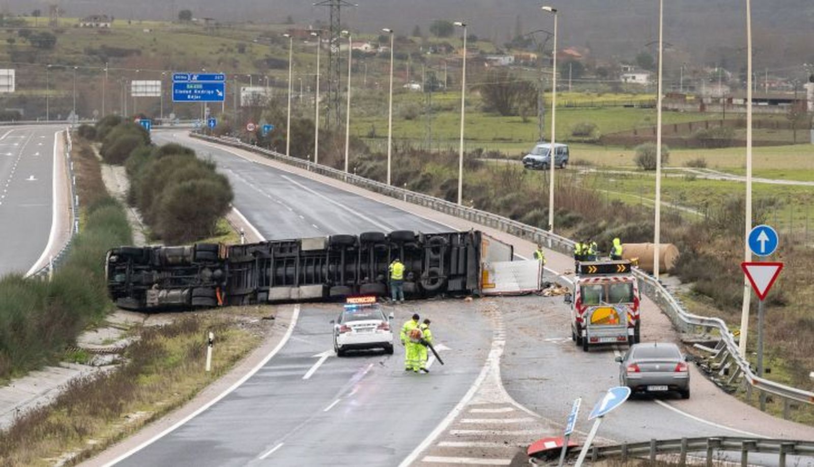 GALERÍA | Cortada la A-62 a la altura de Ciudad Rodrigo por el vuelco de un camión con su carga. Vicente |ICAL