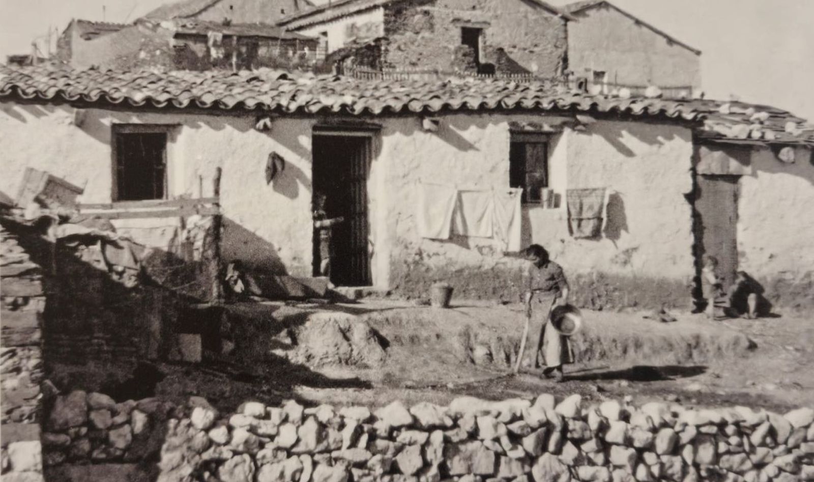 Familia en los años 40 en el barrio de Pizarrales. Archivo Histórico de Salamanca.