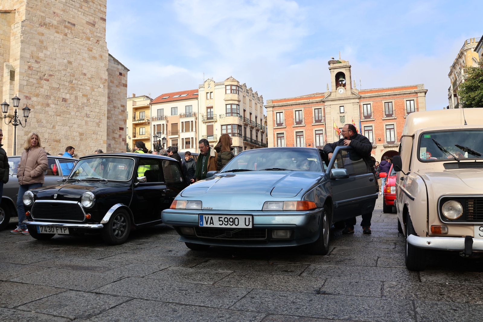 concentracion-de-coches-clasicos-en-la-plaza-mayor-3