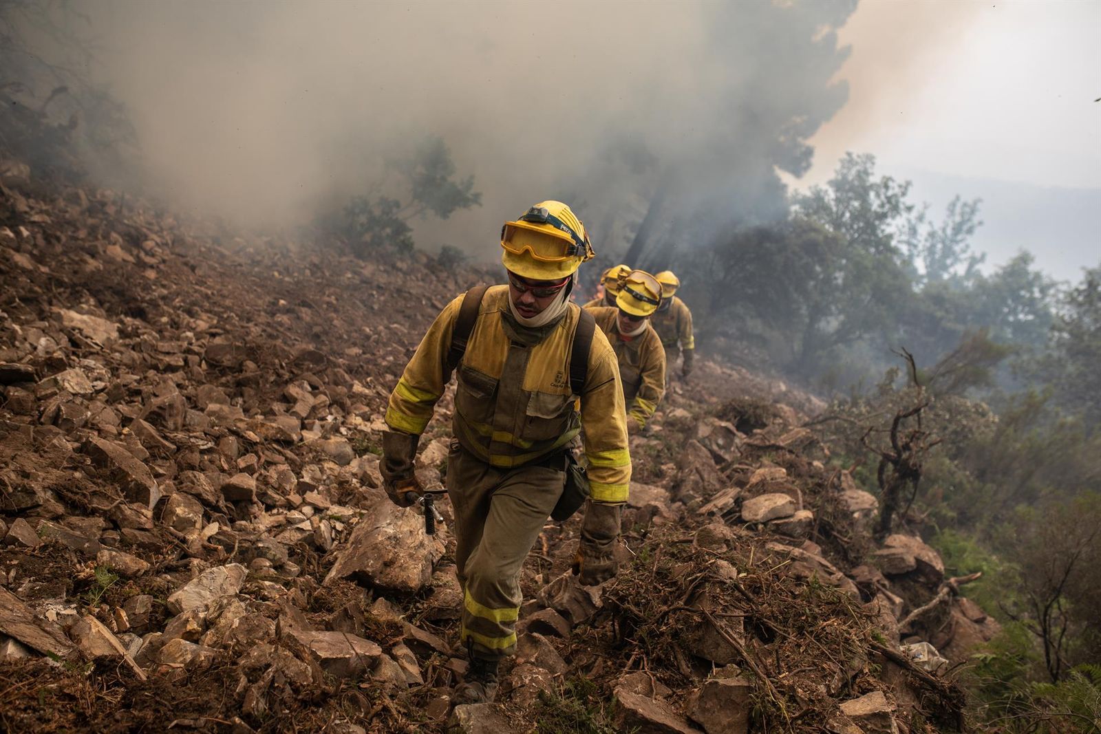 Bomberos trabajan en la extinción del incendio en la Sierra de la Culebra. Foto Europa Press